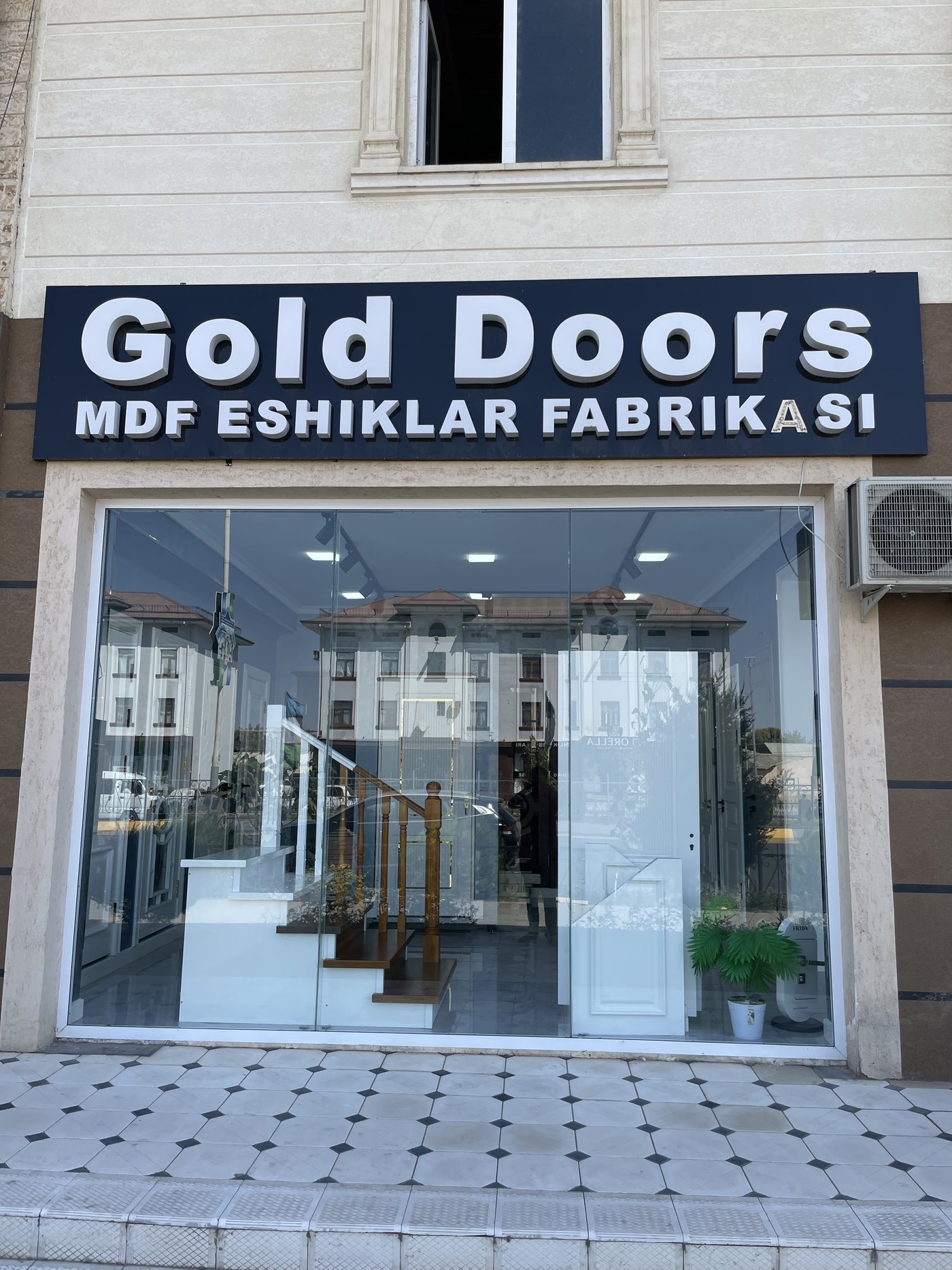 Вход и вывеска GOLD DOORS в Джизаке